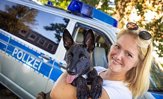 Polizei-Tierpflegerin Laura Reuter hat nach dem Training ihren neuen Schützling Venom auf den Arm genommen. - Mike-Dennis Mller / www.mdm.photo Polizei-Tierpflegerin Laura Reuter hat nach dem Training ihren neuen Schützling Venom auf den Arm genommen. - Mike-Dennis Mller / www.mdm.photo