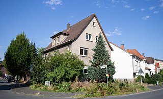 Das Wohngebäude steht schon länger leer. - Niklas Tüns Das Wohngebäude steht schon länger leer. - Niklas Tüns