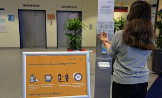 Über kleine Bildchen wird im Eingangsbereich des Klinikums Herford erklärt, worauf es bei den Hygienemaßnahmen zum Schutz vor dem Coronavirus ankommt. - Klinikum Herford Über kleine Bildchen wird im Eingangsbereich des Klinikums Herford erklärt, worauf es bei den Hygienemaßnahmen zum Schutz vor dem Coronavirus ankommt. - Klinikum Herford