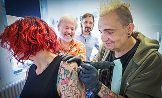 Milos tätowiert über Tattoos hinweg, damit diese nicht mehr zu erkennen sind - und hilft so bedürftigen Menschen, die unter Tattoos oder Narben leiden. Er ist Teil eines Projektes der Stiftung Solidarität von Vorstand Moritz Schön (2.v.r.). Sozialpfarrer Matthias Blomeier findet das Projekt wichtig, Nicole ist hier Fotomodell, sie liebt ihre Tattoos. - Sarah Jonek Milos tätowiert über Tattoos hinweg, damit diese nicht mehr zu erkennen sind - und hilft so bedürftigen Menschen, die unter Tattoos oder Narben leiden. Er ist Teil eines Projektes der Stiftung Solidarität von Vorstand Moritz Schön (2.v.r.). Sozialpfarrer Matthias Blomeier findet das Projekt wichtig, Nicole ist hier Fotomodell, sie liebt ihre Tattoos. - Sarah Jonek
