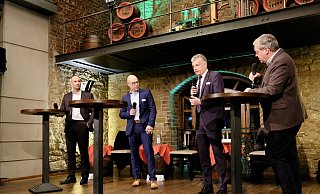 Gastgeber Christoph Barre (r.) begrüßte das Publikum und die Landrats-Kandidaten Ali Dogan (SPD, v. l.), Jörg-Michael Schrader (CDU) und Thomas Röckemann (AfD). - Heike von Schulz Gastgeber Christoph Barre (r.) begrüßte das Publikum und die Landrats-Kandidaten Ali Dogan (SPD, v. l.), Jörg-Michael Schrader (CDU) und Thomas Röckemann (AfD). - Heike von Schulz