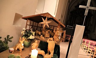Die Holzkrippe in der evangelischen Kirche Maria im Weinberg Warburg wird jedes Jahr von Margot Redlich aufgebaut. - Simone Flörke Die Holzkrippe in der evangelischen Kirche Maria im Weinberg Warburg wird jedes Jahr von Margot Redlich aufgebaut. - Simone Flörke