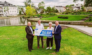 Landrat Christoph Rüther (v.l.) und der technische Dezernent des Kreises, Martin Hübner, überreichen den symbolischen Scheck über 250.000 Euro für die Neupflanzungen an Claudia Warnecke, technische Beigeordnete, und Bürgermeister Michael Dreier. - Lina Loos Fotografie Landrat Christoph Rüther (v.l.) und der technische Dezernent des Kreises, Martin Hübner, überreichen den symbolischen Scheck über 250.000 Euro für die Neupflanzungen an Claudia Warnecke, technische Beigeordnete, und Bürgermeister Michael Dreier. - Lina Loos Fotografie