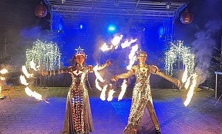 Eine feurige Show mit vielen Lichteffekten liefert die Künstlergruppe aus Minsk zur Eröffnung der Weihnachtswelt auf der Bühne ab. Der neue Weihnachtsmarkt läuft noch bis zum 30. Dezember. - Gabriele Grund Eine feurige Show mit vielen Lichteffekten liefert die Künstlergruppe aus Minsk zur Eröffnung der Weihnachtswelt auf der Bühne ab. Der neue Weihnachtsmarkt läuft noch bis zum 30. Dezember. - Gabriele Grund