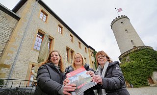 Suchen den neuen Pächter für die Sparrenburg: (von links) Eva Schreiber, Deborah Becker (beide Immobilienservicebtrieb) und Gabriela Lamm (Bielefeld Marketing). - Peter Unger Suchen den neuen Pächter für die Sparrenburg: (von links) Eva Schreiber, Deborah Becker (beide Immobilienservicebtrieb) und Gabriela Lamm (Bielefeld Marketing). - Peter Unger