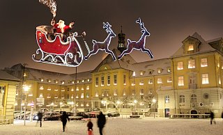 Der Schlitten des Weihnachtsmanns kommt aus Richtung Sparkasse über den Rathausplatz geflogen. - Frank-Michael Kiel-Steinkamp (Montage Der Schlitten des Weihnachtsmanns kommt aus Richtung Sparkasse über den Rathausplatz geflogen. - Frank-Michael Kiel-Steinkamp (Montage