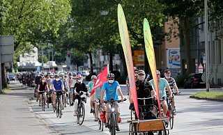 Weit über 100 Radfahrerinnen und Radfahrer radleten durch die Innenstadt, um mehr Platz und Sicherheit für sich zu fordern. - FRANK-MICHAEL KIEL-STEINKAMP Weit über 100 Radfahrerinnen und Radfahrer radleten durch die Innenstadt, um mehr Platz und Sicherheit für sich zu fordern. - FRANK-MICHAEL KIEL-STEINKAMP
