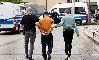 Die Polizei durchsuchte am Donnerstagabend unter anderem einen Kiosk an der Berliner Straße. - Patrick Menzel Die Polizei durchsuchte am Donnerstagabend unter anderem einen Kiosk an der Berliner Straße. - Patrick Menzel