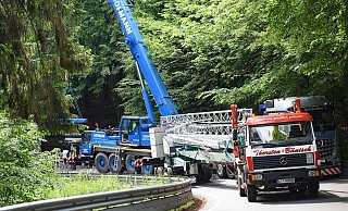 Die Bergstraße war wegen der Sicherungs- und Bergungsarbeiten für rund vier Stunden nicht befahrbar. - Barbara Franke Die Bergstraße war wegen der Sicherungs- und Bergungsarbeiten für rund vier Stunden nicht befahrbar. - Barbara Franke
