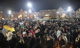 Auf dem Kesselbrink versammelten sich laut Polizei rund 3.000 Demonstrationsteilnehmer. - Charlotte Mahncke Auf dem Kesselbrink versammelten sich laut Polizei rund 3.000 Demonstrationsteilnehmer. - Charlotte Mahncke