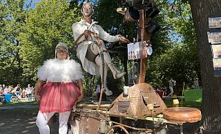 Die Performance im Neuhäuser Schlosspark ist eine der Sonderveranstaltungen des Kulturamtes, auf die beim Programm künftig genau geschaut wird. - Jenny Westhues Die Performance im Neuhäuser Schlosspark ist eine der Sonderveranstaltungen des Kulturamtes, auf die beim Programm künftig genau geschaut wird. - Jenny Westhues