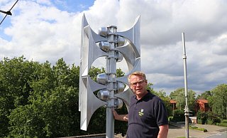 Sieht futuristisch aus: Die Sirene neuer Bauart auf dem Dach des Feuerwehrgerätehauses in Enger, die hier Arndt Höpker inspiziert. - Ekkehard Wind Sieht futuristisch aus: Die Sirene neuer Bauart auf dem Dach des Feuerwehrgerätehauses in Enger, die hier Arndt Höpker inspiziert. - Ekkehard Wind