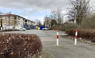 Am Rande dieses Supermarktparkplatzes an der ALtenhagener Straße wurde der 20-jährige Mann aus Oerlinghausen lebensgefährlich verletzt. - Jens Reichenbach Am Rande dieses Supermarktparkplatzes an der ALtenhagener Straße wurde der 20-jährige Mann aus Oerlinghausen lebensgefährlich verletzt. - Jens Reichenbach