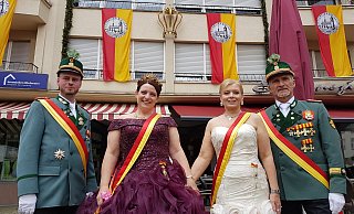 Schützenkönigin Jana Mirk (2. v. l.) und Zeremonienmeisterin Birgit Methling freuen sich gemeinsam mit ihren Zeremonienmeistern Sebastian Kemper (l.) und Michael Lohl über einen gelungenen Start in das große Festwochenende. - Birger Berbüsse Schützenkönigin Jana Mirk (2. v. l.) und Zeremonienmeisterin Birgit Methling freuen sich gemeinsam mit ihren Zeremonienmeistern Sebastian Kemper (l.) und Michael Lohl über einen gelungenen Start in das große Festwochenende. - Birger Berbüsse