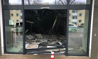 Das Gebäude nahm durch die Detonation deutlich sichtbaren Schaden. - Polizei Minden-Lübbecke Das Gebäude nahm durch die Detonation deutlich sichtbaren Schaden. - Polizei Minden-Lübbecke