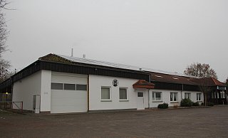 Feuerwehrgerätehaus Bühne; Das Feuerwehrhaus Bühne befindet sich an der Adresse Grüner Weg 14 und wurde im Jahr 1972 errichtet. Es befindet sich gemeinsam in einer Liegenschaft mit der Dorfhalle. - Saskia Jochheim Feuerwehrgerätehaus Bühne; Das Feuerwehrhaus Bühne befindet sich an der Adresse Grüner Weg 14 und wurde im Jahr 1972 errichtet. Es befindet sich gemeinsam in einer Liegenschaft mit der Dorfhalle. - Saskia Jochheim