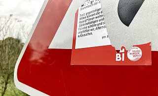 Noch sind Reste der Anti-AfD-Aufkleber im Wald zu finden. Die gezeigten Symbole (r.) darauf wurden weder von Bielefeld Marketing noch von der Teutoburger Wald Tourismus autorisiert. - Jens Reichenbach Noch sind Reste der Anti-AfD-Aufkleber im Wald zu finden. Die gezeigten Symbole (r.) darauf wurden weder von Bielefeld Marketing noch von der Teutoburger Wald Tourismus autorisiert. - Jens Reichenbach