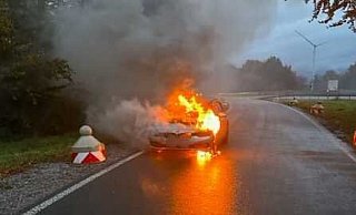Als die Feuerwehr an dem A33-Parkplatz eintraf, stand das Auto schon komplett in Flammen. - Feuerwehr Borchen Als die Feuerwehr an dem A33-Parkplatz eintraf, stand das Auto schon komplett in Flammen. - Feuerwehr Borchen
