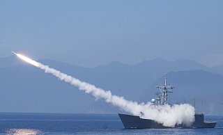 Eine Fregatte der Cheng-Kung-Klasse feuert eine Luftabwehrrakete als Teil einer Marinevorführung bei Taiwans jährlichen Han-Kuang-Übungen ab. - HUIZHONG WU Eine Fregatte der Cheng-Kung-Klasse feuert eine Luftabwehrrakete als Teil einer Marinevorführung bei Taiwans jährlichen Han-Kuang-Übungen ab. - HUIZHONG WU