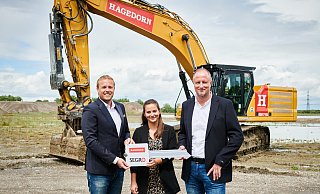 Symbolische Schlüsselübergabe: Rick Mädel, Hannah Johann (beide Hagedorn) und Carsten Lümkemann (SEGRO). - sf Symbolische Schlüsselübergabe: Rick Mädel, Hannah Johann (beide Hagedorn) und Carsten Lümkemann (SEGRO). - sf
