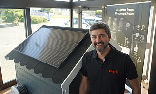 Eugen Wiens, hier mit einem Miniaturhaus, will gemeinnützigen Einrichtungen ein besonderes Angebot machen. - Felix Schwien Eugen Wiens, hier mit einem Miniaturhaus, will gemeinnützigen Einrichtungen ein besonderes Angebot machen. - Felix Schwien