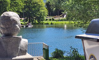 Derzeit ist es sehr ruhig rund um den Kurparksee in Bad Salzuflen. Sowohl der Biergarten (vorne), der Bootsverleih (mitte), als auch der "Hortus Vitalis" (gegenüber) haben momentan geschlossen. Und auch die Fontäne ist derzeit außer Betrieb. - Freya Köhring Derzeit ist es sehr ruhig rund um den Kurparksee in Bad Salzuflen. Sowohl der Biergarten (vorne), der Bootsverleih (mitte), als auch der "Hortus Vitalis" (gegenüber) haben momentan geschlossen. Und auch die Fontäne ist derzeit außer Betrieb. - Freya Köhring