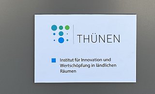 Der Bundesadler war in Höxter am Marktplatz gelandet, wo das Thünen-Institut seinen Sitz haben sollte. - Ralf Mischer Der Bundesadler war in Höxter am Marktplatz gelandet, wo das Thünen-Institut seinen Sitz haben sollte. - Ralf Mischer