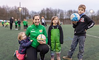 Powerfrau: Sara Castellon (32) mit ihren Kindern auf dem Fußballplatz des Tus Dornberg. Die 32-Jährige trainiert die G-Jugend, "weil's sonst keinen gab". - Oliver Krato Powerfrau: Sara Castellon (32) mit ihren Kindern auf dem Fußballplatz des Tus Dornberg. Die 32-Jährige trainiert die G-Jugend, "weil's sonst keinen gab". - Oliver Krato
