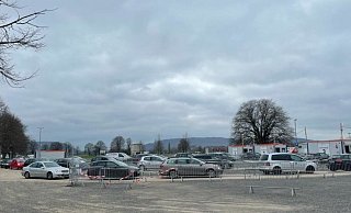 Lange Autoschlangen bildeten sich schon am Karfreitag am Impfzentrum. Da alle vier Teststraßen geöffnet waren, hielt sich die Wartezeit aber in Grenzen. - Jan Henning Rogge Lange Autoschlangen bildeten sich schon am Karfreitag am Impfzentrum. Da alle vier Teststraßen geöffnet waren, hielt sich die Wartezeit aber in Grenzen. - Jan Henning Rogge