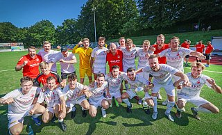 Nach zwei Jahren durfte Landesligist VfL Theesen beim Fruchtalarm Cup wieder jubeln. In schweißtreibenden 60 Minuten setzte sich der VfL mit 1:0 gegen den Bezirksligisten TuS Brake durch. - Sarah Jonek Nach zwei Jahren durfte Landesligist VfL Theesen beim Fruchtalarm Cup wieder jubeln. In schweißtreibenden 60 Minuten setzte sich der VfL mit 1:0 gegen den Bezirksligisten TuS Brake durch. - Sarah Jonek