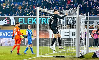 Raphael Obermair jubelt im Heimspiel gegen Rostock über seinen 2:0-Treffer. Rostocks Ersatzkeeper Nils Körber und der Ex-Paderborner Sebastian Vasiliadis (hinten) sind bedient. - Besim Mazhiqi Raphael Obermair jubelt im Heimspiel gegen Rostock über seinen 2:0-Treffer. Rostocks Ersatzkeeper Nils Körber und der Ex-Paderborner Sebastian Vasiliadis (hinten) sind bedient. - Besim Mazhiqi