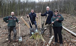 Die Förster Markus und Annette Uhr sind mit robutsten Spaten und einer Grabegabel gut gerüstet für künftige Pflanzaktionen im Wald - dank der Spende der "Spaten-Paten" Tilo Kohley (2..v.l.) und Jochen Rasche vom Rotary-Club. - Jörg Stuke Die Förster Markus und Annette Uhr sind mit robutsten Spaten und einer Grabegabel gut gerüstet für künftige Pflanzaktionen im Wald - dank der Spende der "Spaten-Paten" Tilo Kohley (2..v.l.) und Jochen Rasche vom Rotary-Club. - Jörg Stuke