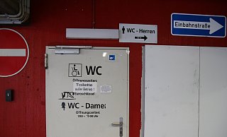 Wer in Lübbecke der Beschilderung zu einer öffentlichen Toilette folgt und im Parkhaus-Ost landet, hat Pech – sie ist außer Betrieb. - Frank Hartmann Wer in Lübbecke der Beschilderung zu einer öffentlichen Toilette folgt und im Parkhaus-Ost landet, hat Pech – sie ist außer Betrieb. - Frank Hartmann