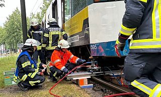 Die Feuerwehr versucht nun, mit technischem Gerät die entgleiste Bahn vor der Kunsthalle anzuheben. - Barbara Franke Die Feuerwehr versucht nun, mit technischem Gerät die entgleiste Bahn vor der Kunsthalle anzuheben. - Barbara Franke