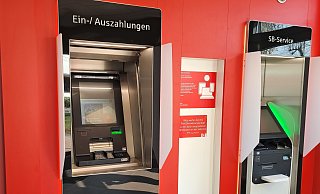 Die Selbstbedienungstechnik in einer Sparkassenfiliale. - Sparkasse Die Selbstbedienungstechnik in einer Sparkassenfiliale. - Sparkasse
