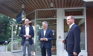 Informierten sich vor Ort über die Verwendung der zugesagten Mittel: Dennis Rohde, haushaltspolitischer Sprecher der SPD-Fraktion (v. l.) und Achim Post. Ganz rechts Bürgermeister Henning Vieker, der sich bei den Sozialdemokraten bedankte. - Karsten Schulz Informierten sich vor Ort über die Verwendung der zugesagten Mittel: Dennis Rohde, haushaltspolitischer Sprecher der SPD-Fraktion (v. l.) und Achim Post. Ganz rechts Bürgermeister Henning Vieker, der sich bei den Sozialdemokraten bedankte. - Karsten Schulz