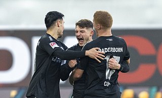 Florent Muslija (M.) jubelt mit Raphael Obermair (l.) und Laurin Curda über seinen späten Treffer zum 1:0-Heimsieg gegen Hannover. - dpa Florent Muslija (M.) jubelt mit Raphael Obermair (l.) und Laurin Curda über seinen späten Treffer zum 1:0-Heimsieg gegen Hannover. - dpa