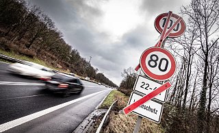 Auf dem Ostwestfalendamm stehen insgesamt 31 Verkehrsschilder, die das Tempo begrenzen. Diese Kombination ist ein Hingucker, der Fragen aufwirft. - Mike-Dennis Müller / www.mdm.photo Auf dem Ostwestfalendamm stehen insgesamt 31 Verkehrsschilder, die das Tempo begrenzen. Diese Kombination ist ein Hingucker, der Fragen aufwirft. - Mike-Dennis Müller / www.mdm.photo