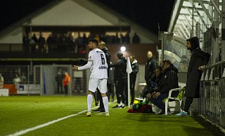 Unverständnis: Adrian Bravo Sanchez (Nummer 6) richtet nach seiner gelb-roten Karte in Wiedenbrück auch vom Spielfeldrand aus noch einige Worte an den Schiedsrichter. - Joel Beinke Unverständnis: Adrian Bravo Sanchez (Nummer 6) richtet nach seiner gelb-roten Karte in Wiedenbrück auch vom Spielfeldrand aus noch einige Worte an den Schiedsrichter. - Joel Beinke