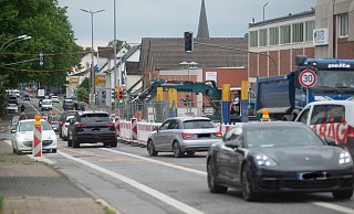 Bis voraussichtlich Mitte August wird an der Mindener Straße gebaut. Der Verkehr wird aber einspurig an der Baustelle vorbei geleitet. - Ralf Bittner Bis voraussichtlich Mitte August wird an der Mindener Straße gebaut. Der Verkehr wird aber einspurig an der Baustelle vorbei geleitet. - Ralf Bittner