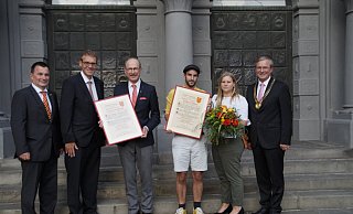 Mathias Hornberger (v. l.), Vorsitzender des Stadtsportverbandes, Markus Mertens, Vorsitzender des Ausschusses für Sport und Freizeit und Betriebsausschuss Bäder, Heinz Tegethoff, die Kinder von Burkhard Wilmes, Burkhard und Catherine Wilmes sowie Bürgermeister Michael Dreier. - Stadt Paderborn Mathias Hornberger (v. l.), Vorsitzender des Stadtsportverbandes, Markus Mertens, Vorsitzender des Ausschusses für Sport und Freizeit und Betriebsausschuss Bäder, Heinz Tegethoff, die Kinder von Burkhard Wilmes, Burkhard und Catherine Wilmes sowie Bürgermeister Michael Dreier. - Stadt Paderborn