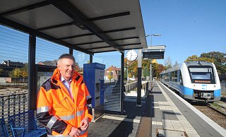 An den Unterwegs-Stationen wie hier in Nordhorn-Blanke hat die Bentheimer Eisenbahn größere Wartehäuschen als vom Land gefördert aufgestellt, sagt Ralf Uekermann. So steht auch der Fahrkarten-Automat unter einem Dach - Joern Spreen-Ledebur An den Unterwegs-Stationen wie hier in Nordhorn-Blanke hat die Bentheimer Eisenbahn größere Wartehäuschen als vom Land gefördert aufgestellt, sagt Ralf Uekermann. So steht auch der Fahrkarten-Automat unter einem Dach - Joern Spreen-Ledebur