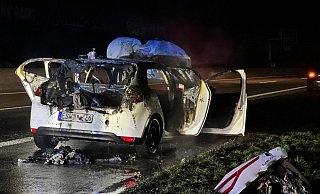 Der Renault Megane eines jungen Pärchens aus Eschwege ist auf der A33 Raub der Flammen geworden. - Paul Brinkmann Der Renault Megane eines jungen Pärchens aus Eschwege ist auf der A33 Raub der Flammen geworden. - Paul Brinkmann