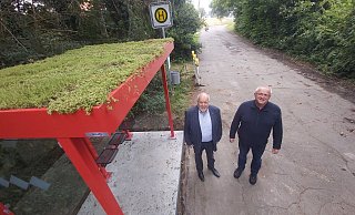 Bürgermeister Rüdiger Meier (links) und Bauhofleiter Klaus Westerholz stellen die neue Bushaltestelle vor. Das Dach ist begrünt. - Florian Weyand Bürgermeister Rüdiger Meier (links) und Bauhofleiter Klaus Westerholz stellen die neue Bushaltestelle vor. Das Dach ist begrünt. - Florian Weyand