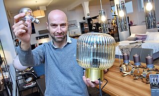 Interieur-Spezialist Mark Sölter zeigt in seinem Geschäft Classic House in der Altstadt, was beim Stromsparen viel hilft. - Barbara Franke Interieur-Spezialist Mark Sölter zeigt in seinem Geschäft Classic House in der Altstadt, was beim Stromsparen viel hilft. - Barbara Franke