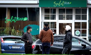 Nahezu täglich treffen sich Jugendliche an der Berliner Straße vorm Gütersloher Rathaus. - Andreas Frücht Nahezu täglich treffen sich Jugendliche an der Berliner Straße vorm Gütersloher Rathaus. - Andreas Frücht