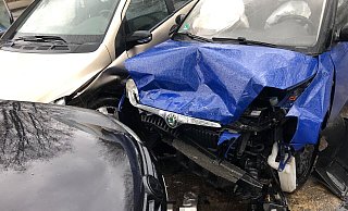 Mercedes und Skoda waren nach der Kollision nicht mehr fahrbereit. Beide Insassen wurden bei dem Unfall verletzt. - Polizei Mercedes und Skoda waren nach der Kollision nicht mehr fahrbereit. Beide Insassen wurden bei dem Unfall verletzt. - Polizei