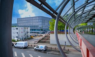 Der Neubau der Universität Bielefeld, gesehen von der Brücke zur Stadtbahn: Das Gebäude mit der leicht abgerundeten Fassade, im Uni-Jargon der Hockeyschläger, ist ein zentraler Teil des ersten Bauabschnittes. - Andreas Zobe Der Neubau der Universität Bielefeld, gesehen von der Brücke zur Stadtbahn: Das Gebäude mit der leicht abgerundeten Fassade, im Uni-Jargon der Hockeyschläger, ist ein zentraler Teil des ersten Bauabschnittes. - Andreas Zobe