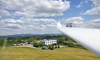 Schweben über dem Flugplatz Vinsebeck. Demnächst kommen hier zwei weitere Windräder dazu. - LSV Egge Schweben über dem Flugplatz Vinsebeck. Demnächst kommen hier zwei weitere Windräder dazu. - LSV Egge
