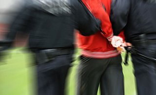 Chaotische Szenen spielten sich in Bielefeld ab - ein Polizist wird schwer verletzt. - NW Chaotische Szenen spielten sich in Bielefeld ab - ein Polizist wird schwer verletzt. - NW